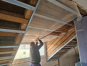 Zateplení stropu a půdní vestavby bytu pomocí foukané izolace